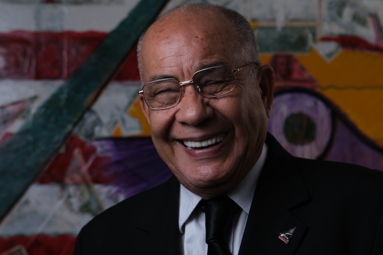 Iván Darío Hernández, pintor colombiano contemporáneo, frente a una de sus obras de gran formato